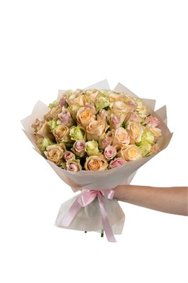 Букет из 51 нежно-розовой розы (Кения) в оформлении 2457