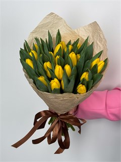 Букет из 25 желтых тюльпанов (Стронг Голд) в оформлении 5968