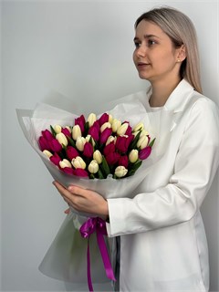 Букет из 51 тюльпана микс в оформлении 5977