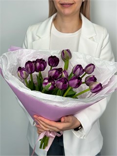 Букет из 15 тюльпанов пионовидных в оформлении 5976