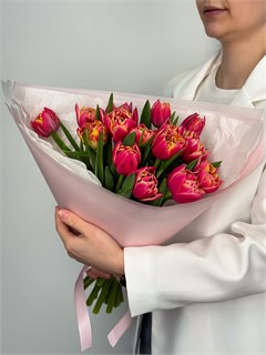 Букет из 15 пионовидных тюльпанов (Коламбус) в оформлении 6001