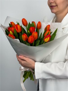Букет из 15 тюльпанов оранжевых в оформлении 6005