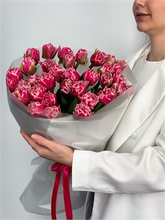 Букет из 35 пионовидных тюльпанов (Коламбус) в оформлении 5985